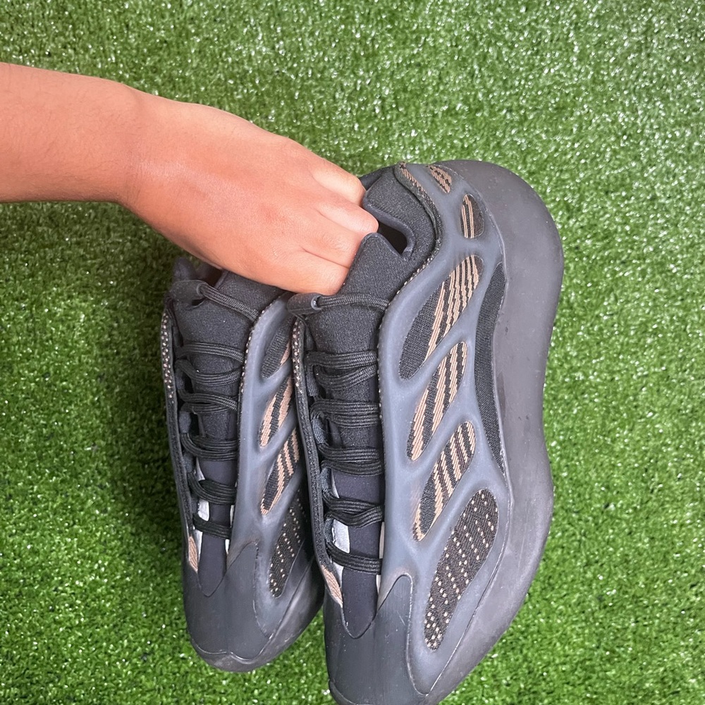 Clay brown v3 Yeezy 700 - Picture 5 of 7